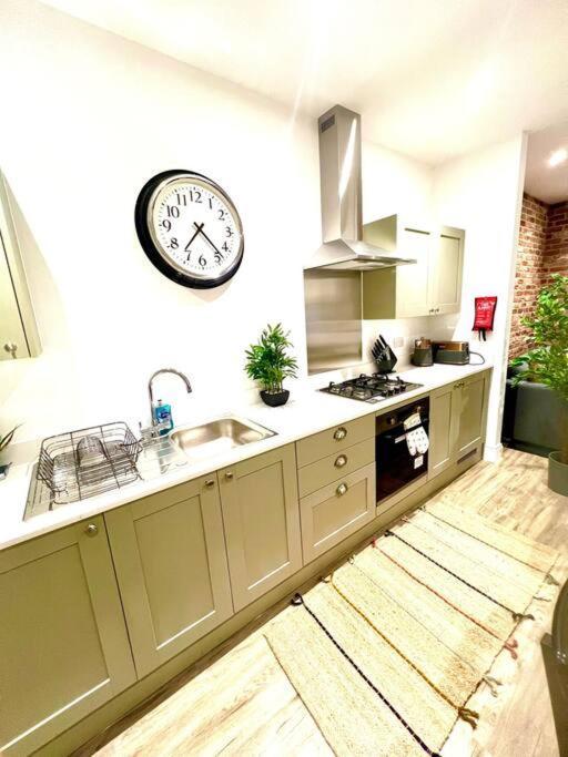 Brand New Apt - Beach Breeze Spacious 1-Bedroom Apartment With Parking - Sleeps 4 Ppl- Internet بورنماوث المظهر الخارجي الصورة