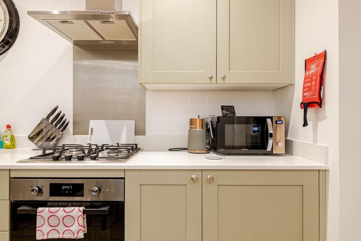 Brand New Apt - Beach Breeze Spacious 1-Bedroom Apartment With Parking - Sleeps 4 Ppl- Internet بورنماوث المظهر الخارجي الصورة