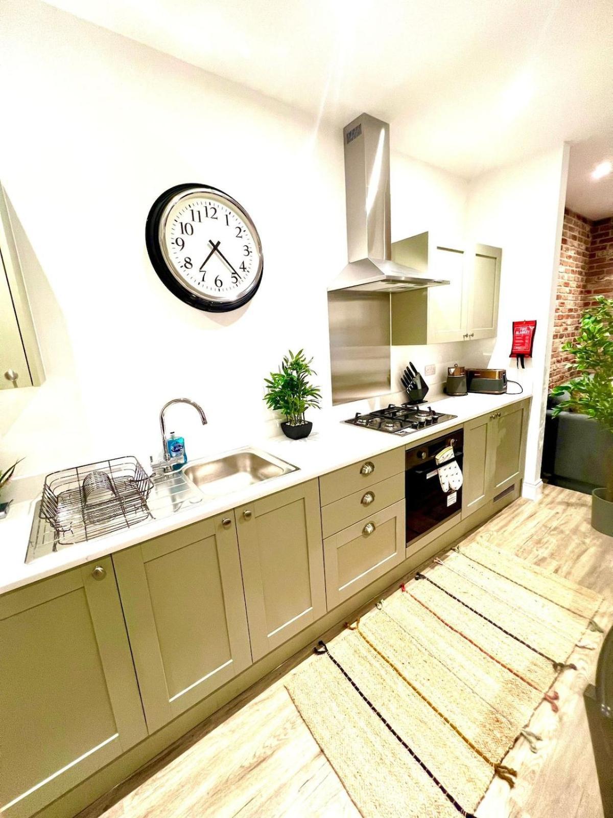 Brand New Apt - Beach Breeze Spacious 1-Bedroom Apartment With Parking - Sleeps 4 Ppl- Internet بورنماوث المظهر الخارجي الصورة