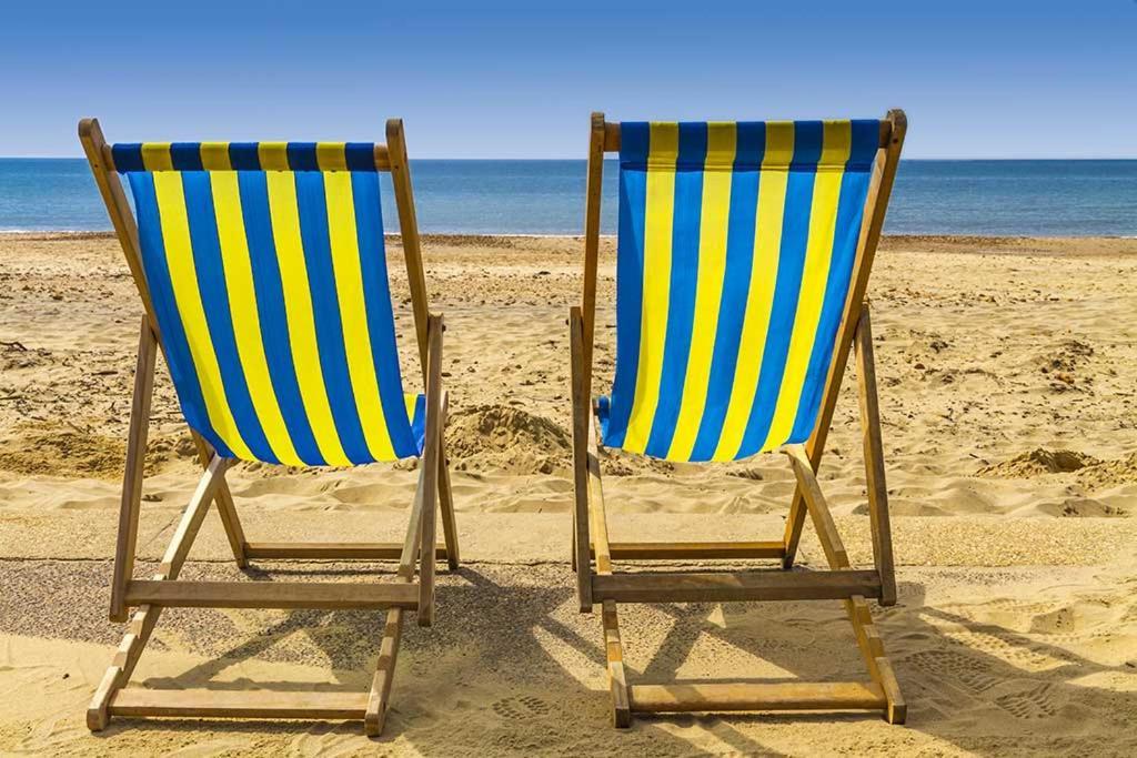 Brand New Apt - Beach Breeze Spacious 1-Bedroom Apartment With Parking - Sleeps 4 Ppl- Internet بورنماوث المظهر الخارجي الصورة